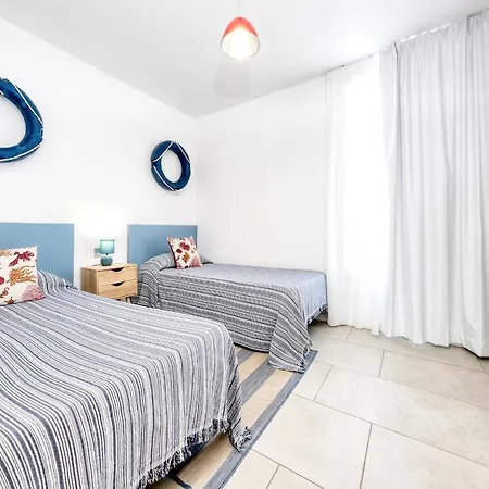 La Marinera House-near The Beach, Fast Wifi, Air-con On Main Bedroom And Sat Tv